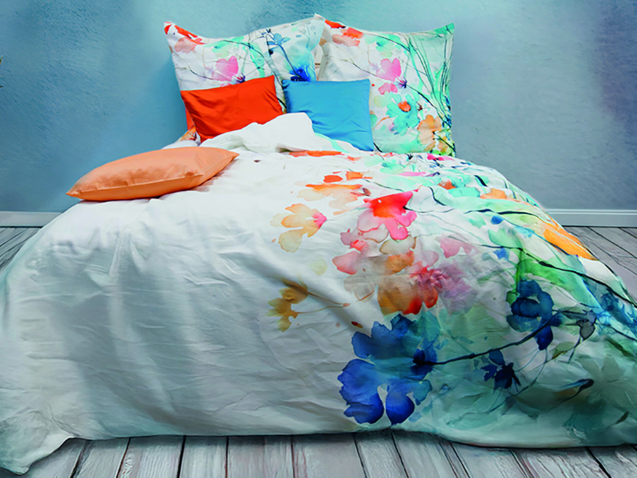 Sommerbettwäsche in Weiß mit Sommerblumendesign.