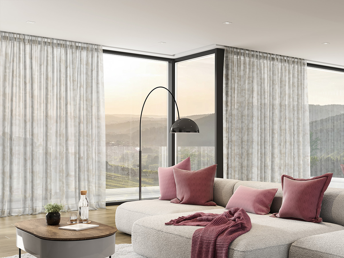 Gardinenstoff Gesina. Ein Bild im Wohnzimmerbereich eines Hauses mit beigem Sofa.